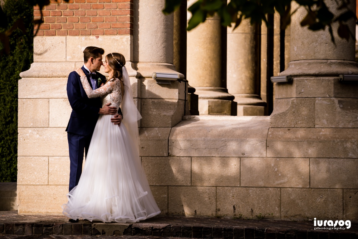 fotograf craiova nunta Irina si Stefan imbratisare langa biserica